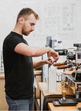 カフェでコーヒーを淹れる男性バリスタ